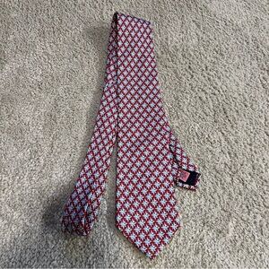 Men’s Vineyard Vines red whale patterned pure silk tie